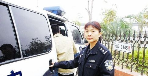 80后女刑警卧底钓色狼:扎起头发忘记自己是女人(图)