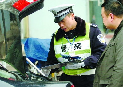 交警被嫌犯开车顶出1000米续:曾为优秀特警