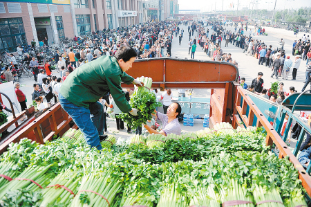 西安向市民免费发放蔬菜 排队长达500米
