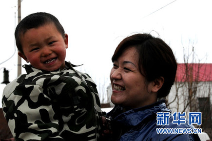 中国“阿甘妈妈”10年收养28名智障儿
