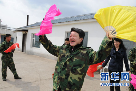 中国“阿甘妈妈”10年收养28名智障儿