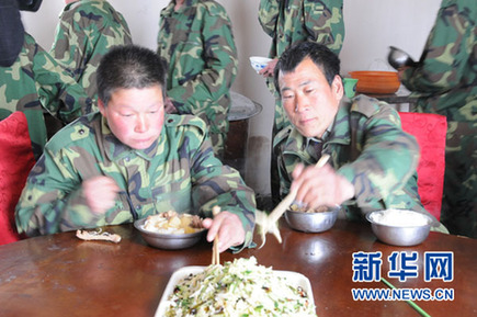 中国“阿甘妈妈”10年收养28名智障儿