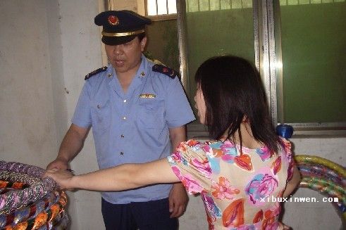 “黑心”呼啦圈被封存 小作坊被查处 作坊主：“呼啦圈里填充的是环保材料”