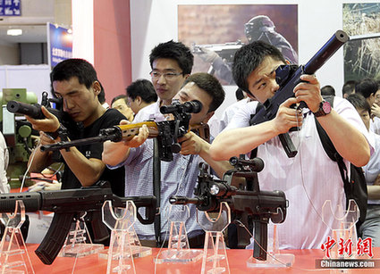 美女“警察”助阵中国国际警用装备展（图）