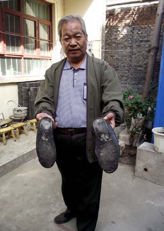 退休干部打工10年替百姓还债被网民热捧
