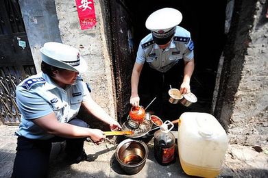 北京查处黑盒饭作坊：饭盒摆在床上卖