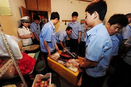 北京查处黑盒饭作坊：饭盒摆在床上卖
