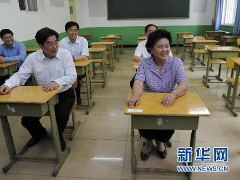 北京警方接力护送高考考卷