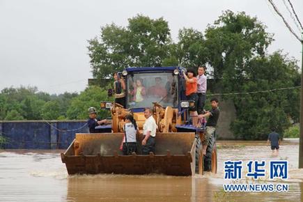 江西修水山洪暴发 救援人员紧急转移被困群众