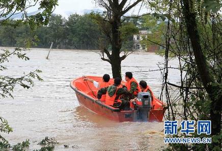 江西修水山洪暴发 救援人员紧急转移被困群众