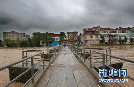 江西修水山洪暴发 救援人员紧急转移被困群众