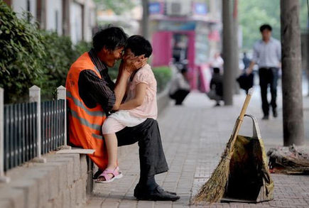 环卫工鼻吻孙女被抓拍走红网络(图)