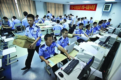 记者探访高考阅卷“总部”:实拍试卷扫描现场