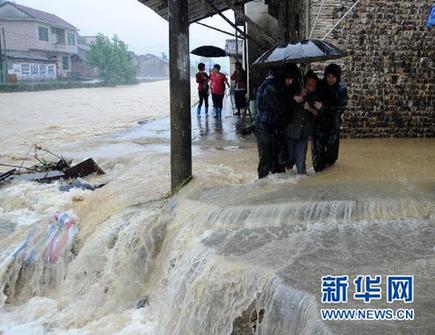 江西德兴106个村庄3.4万余人被洪水围困