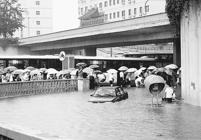 北京遭入汛以来最大雷雨袭 三条地铁线受到影响