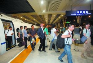 京沪高铁首发日上座率达98%