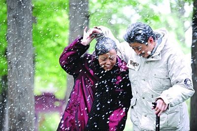 80后新人扮“老两口”拍婚纱照(图)