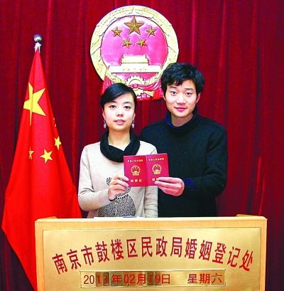 80后新人扮“老两口”拍婚纱照(图)