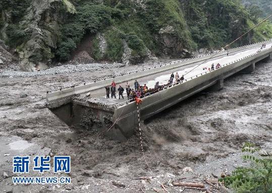 实拍：汶川映秀镇泥石流冲毁桥梁