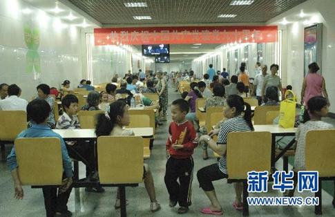 高温天气持续 重庆市民防空洞纳凉