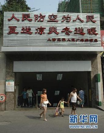 高温天气持续 重庆市民防空洞纳凉