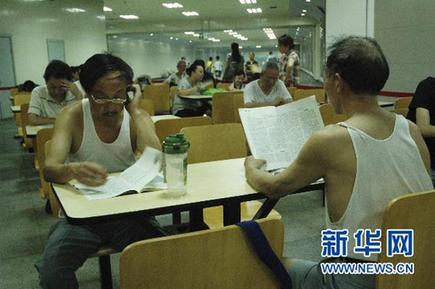 高温天气持续 重庆市民防空洞纳凉