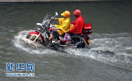 川陕渝局地有大暴雨 江南将持续高温天气