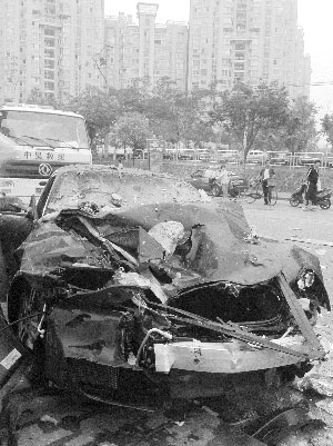 无牌保时捷凌晨撞飞环卫工 肇事者坐车离开(图)