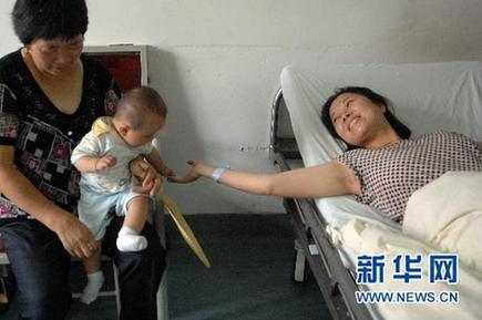 坠楼女孩妞妞醒了 会叫“爸爸妈妈”(图)