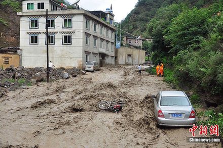 四川雅江暴雨引发泥石流 房屋受损停水停电