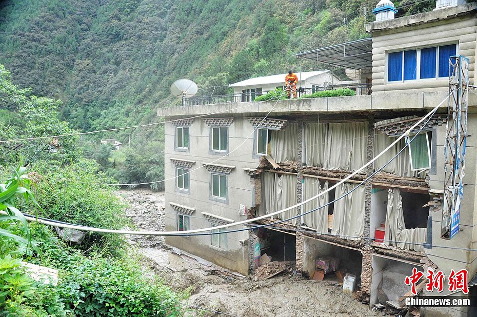 四川雅江暴雨引发泥石流 房屋受损停水停电