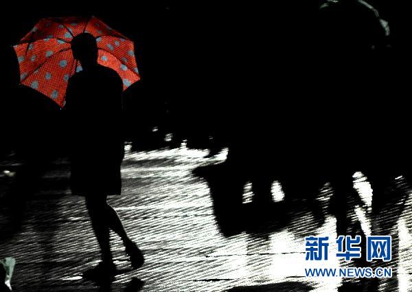 北京昨发今夏首个暴雨蓝色预警 明日或中雨高温骤降