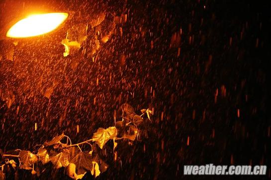 北京昨发今夏首个暴雨蓝色预警 明日或中雨高温骤降