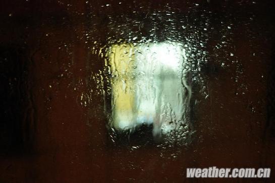 北京昨发今夏首个暴雨蓝色预警 明日或中雨高温骤降