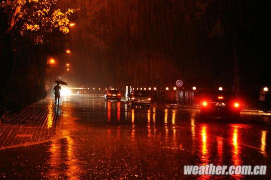 北京昨发今夏首个暴雨蓝色预警 明日或中雨高温骤降