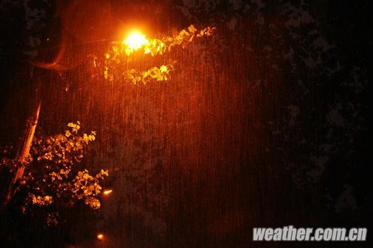 北京昨发今夏首个暴雨蓝色预警 明日或中雨高温骤降