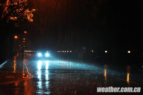 北京昨发今夏首个暴雨蓝色预警 明日或中雨高温骤降