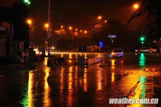 北京昨发今夏首个暴雨蓝色预警 明日或中雨高温骤降