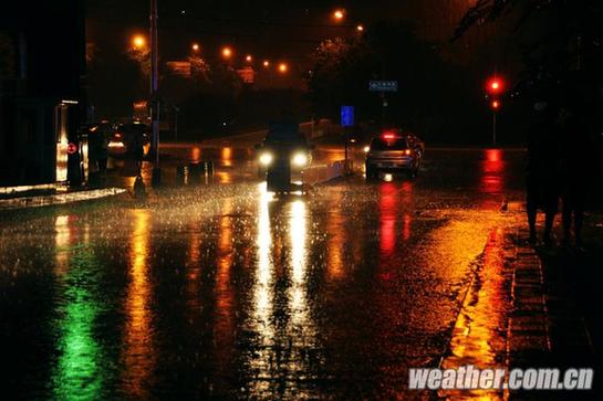 北京昨发今夏首个暴雨蓝色预警 明日或中雨高温骤降