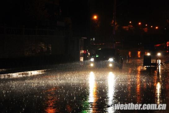 北京昨发今夏首个暴雨蓝色预警 明日或中雨高温骤降
