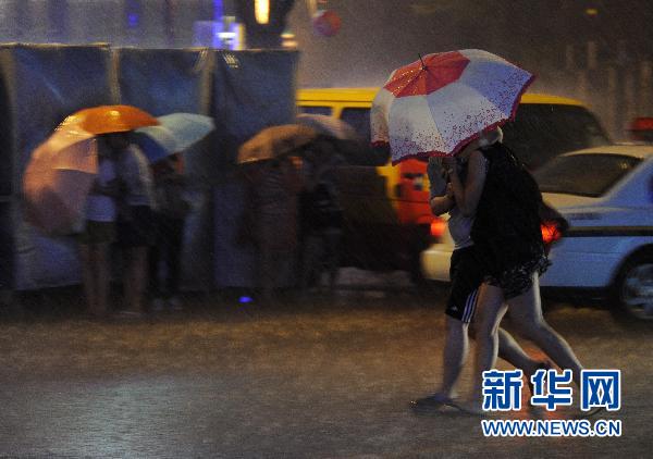 北京昨发今夏首个暴雨蓝色预警 明日或中雨高温骤降