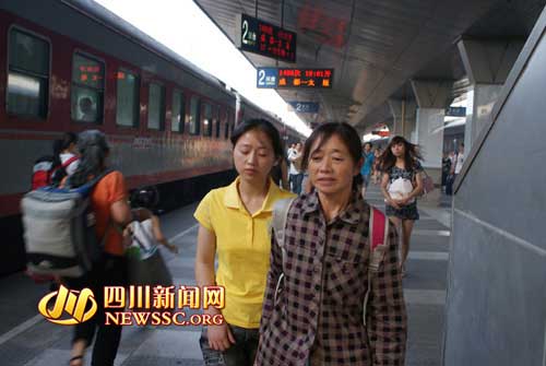 四川拒当小三盲女获15万捐款