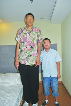 “中国第一巨人”身高2.46米 3张床并起才够睡