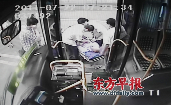 738路司机猝死前踩下刹车