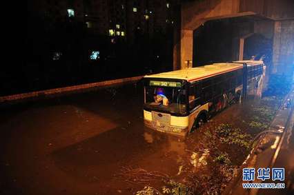 北京夜降暴雨 积水中勇现“淡定哥”(组图)