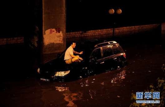 北京夜降暴雨 积水中勇现“淡定哥”(组图)