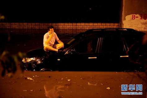 北京夜降暴雨 积水中勇现“淡定哥”(组图)