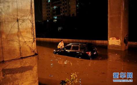 北京夜降暴雨 积水中勇现“淡定哥”(组图)