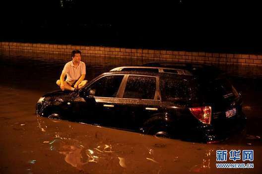 北京夜降暴雨 积水中勇现“淡定哥”(组图)