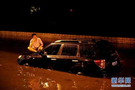 北京夜降暴雨 积水中勇现“淡定哥”(组图)